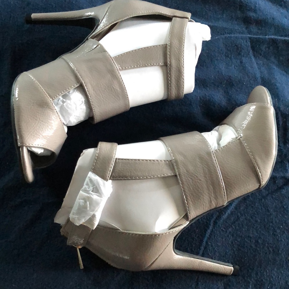 LADDER UP heels